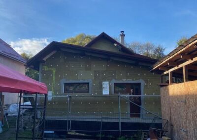 Zateplenie rodinného domu v Chlebniciach, fasáda s izoláciou v procese