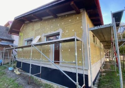 Zateplenie rodinného domu v Chlebniciach s lešením a izolačnými panelmi
