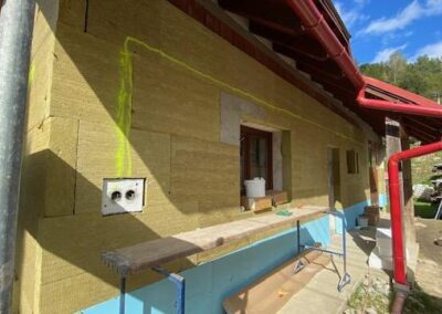 Zateplenie rodinného domu v Chlebniciach, montáž izolácie na fasádu